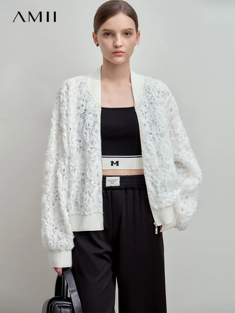 Langer Damen-Windbreaker im minimalistischen Stil mit Gürtel und doppelreihigem Verschluss – ideal für den Arbeitsweg.