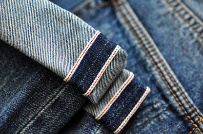 Männer Jeans im Vintage-Stil mit bestickten Patches und zerrissenen Details