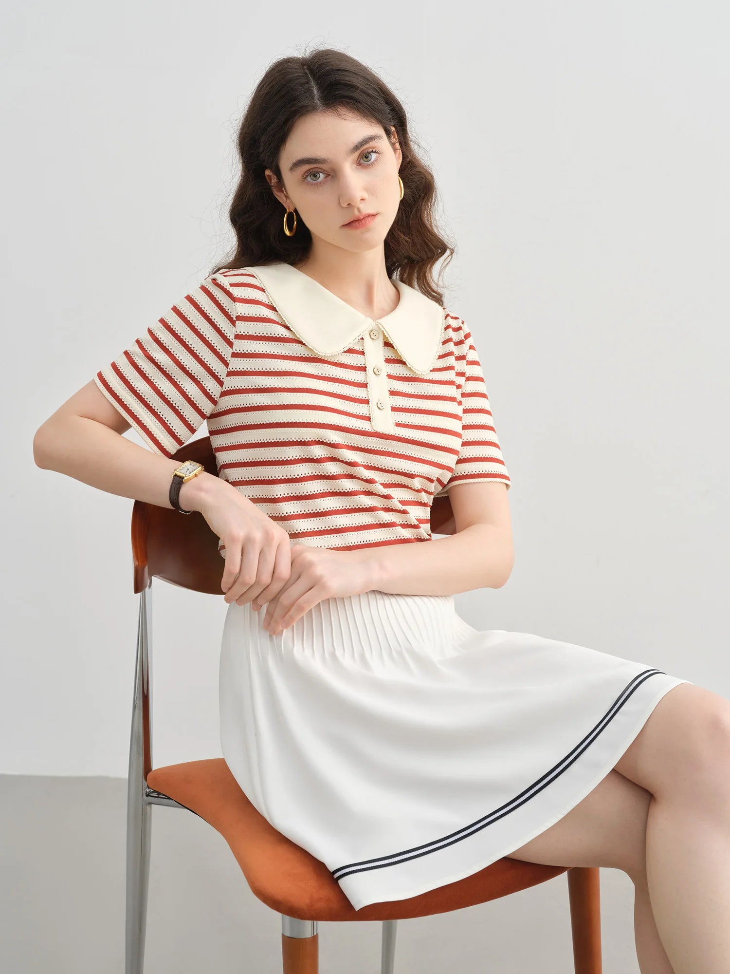 Gestreiftes Poloshirt mit Knopfleiste, weißem Kragen und kurzen Ärmeln