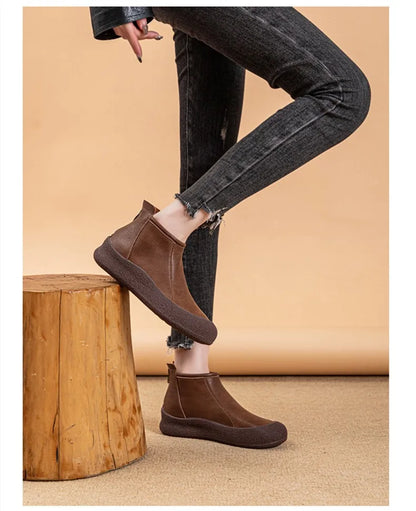 Braune Leder-Knöchelstiefelette mit breitem Schaft und flacher, robuster Sohle
