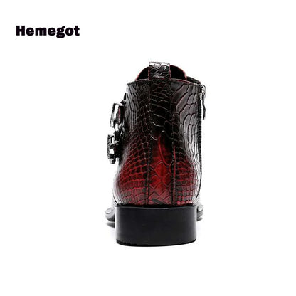 Herren-Stiefelette hinten, Schlangenprägung und Schnalle am Schaft, flacher Absatz