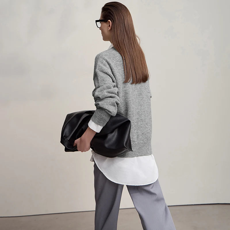 Grau melierter Damenpullover, seitliche Ansicht mit Knopfleiste