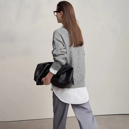 Grau melierter Damenpullover, seitliche Ansicht mit Knopfleiste