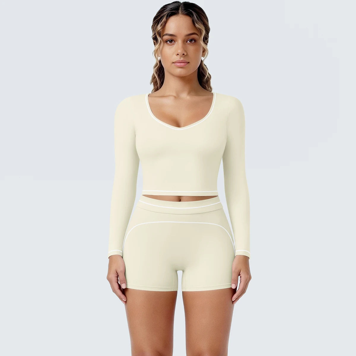 Yoga-Set Cremefarben mit langarmigem Crop-Top und Shorts, Kontrastpaspeln