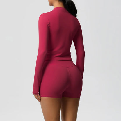 Damen-Yoga-Set in Dunkelrot: Zipjacke und Shorts, Rückansicht mit Bundnaht