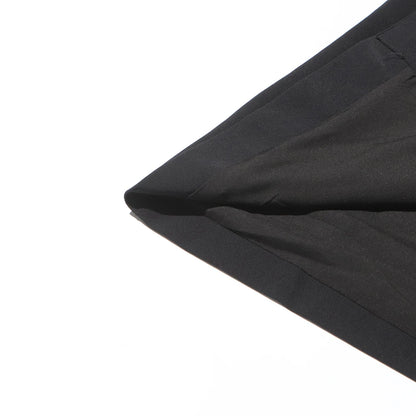 Ärmelloses Damen-Kleid mit Karree-Ausschnitt und Patchwork-Rüschen im minimalistischen Design – stilvoll und elegant.