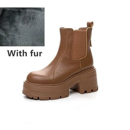 Braune Chelsea-Stiefelette mit Fellfutter, dicker Plattformsohle und Blockabsatz, Knöchelhöhe.