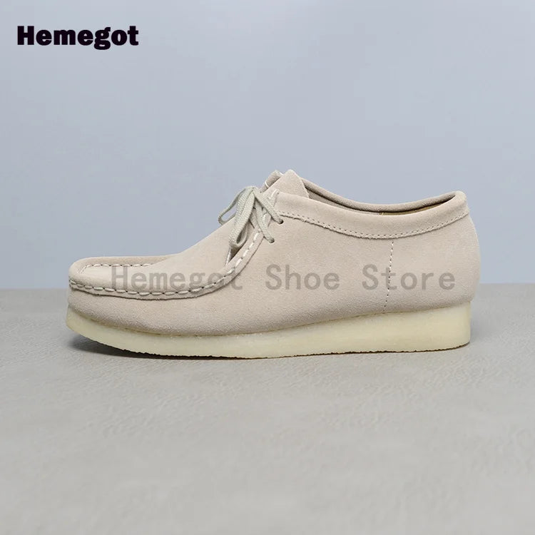 Herren-Schuhe aus Leder, hellbeige, Seitenansicht mit Schnürung und Nahtdetails