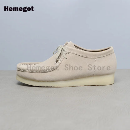 Herren-Schuhe aus Leder, hellbeige, Seitenansicht mit Schnürung und Nahtdetails