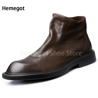 Braune Stiefelette mit hohem Schaft, leichtem Glanz und schwarzer Laufsohle
