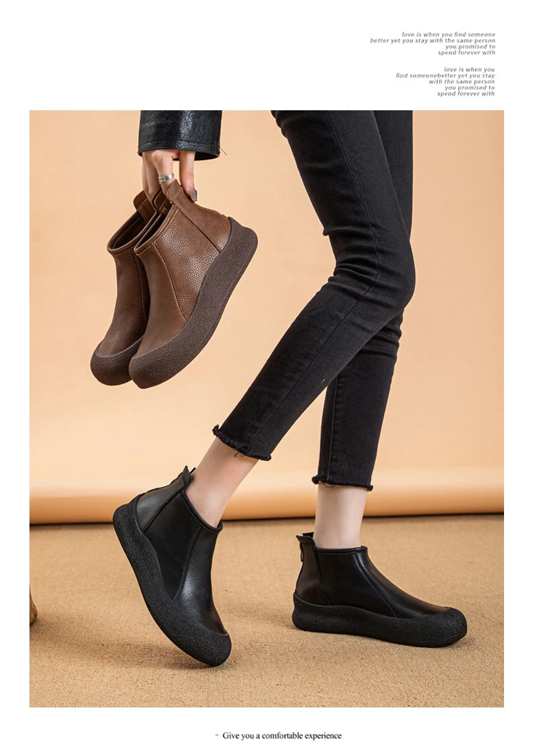 Damen-Stiefeletten aus Leder, flach, braun mit rundem Zehenbereich; mit leichter Profilsohle