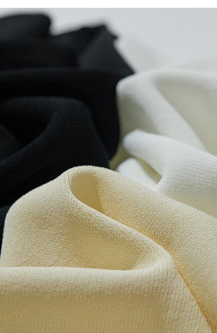 Feinstrick-Gewebe in hellem Gelb, Nahaufnahme der Strickstruktur am Ärmel