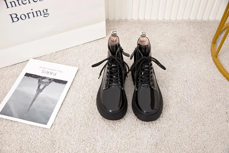 Schwarze Schnür-Stiefeletten mit breiter Profilsohle, knöchelhoch und glänzend