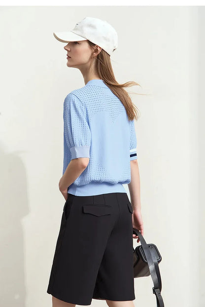 Damen-Poloshirt, hellblau; Rückansicht mit Kragen und gestreiften Bündchen