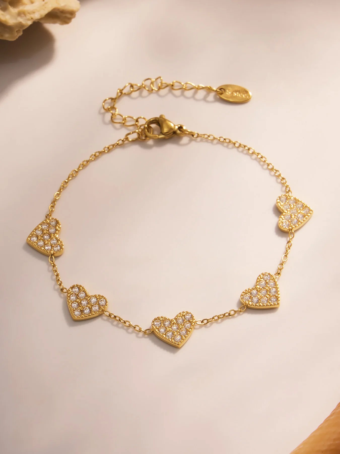 Damen-Charm-Armband mit Herzschleife und Zirkonia