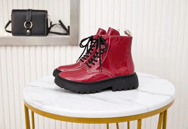 Damen-Ankle-Boots aus Leder, rot, Schnürung, schwarze Profilsohle, vorne aufgestellt