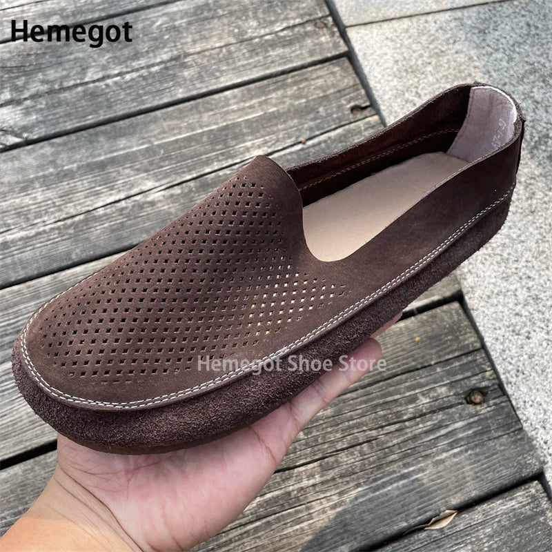 Herren-Slipper aus dunkelbraunem Leder, perforiertes Obermaterial und Slip-On Ausschnitt.