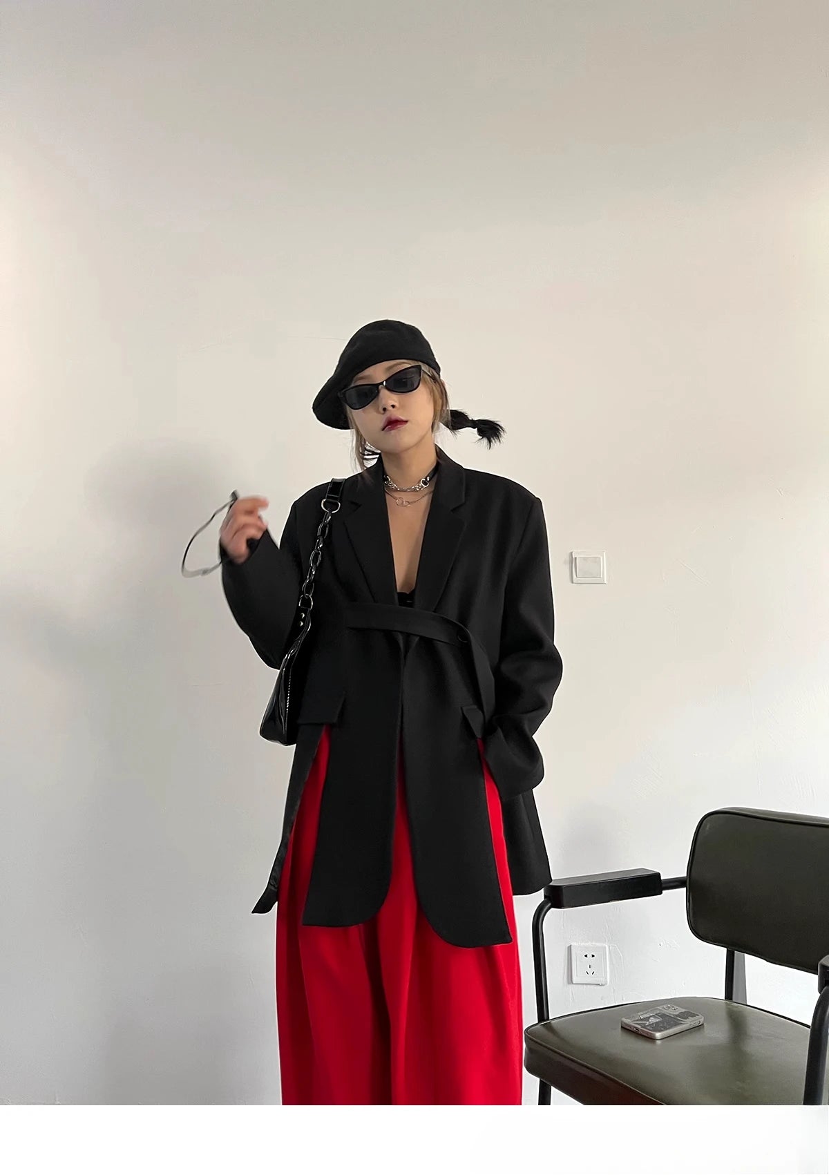 Zweiteiliges Damen-Set mit Stickerei: Langarm-Oberteil mit Reverskragen und hoch taillierte, lange Hose – stilvoll und elegant.