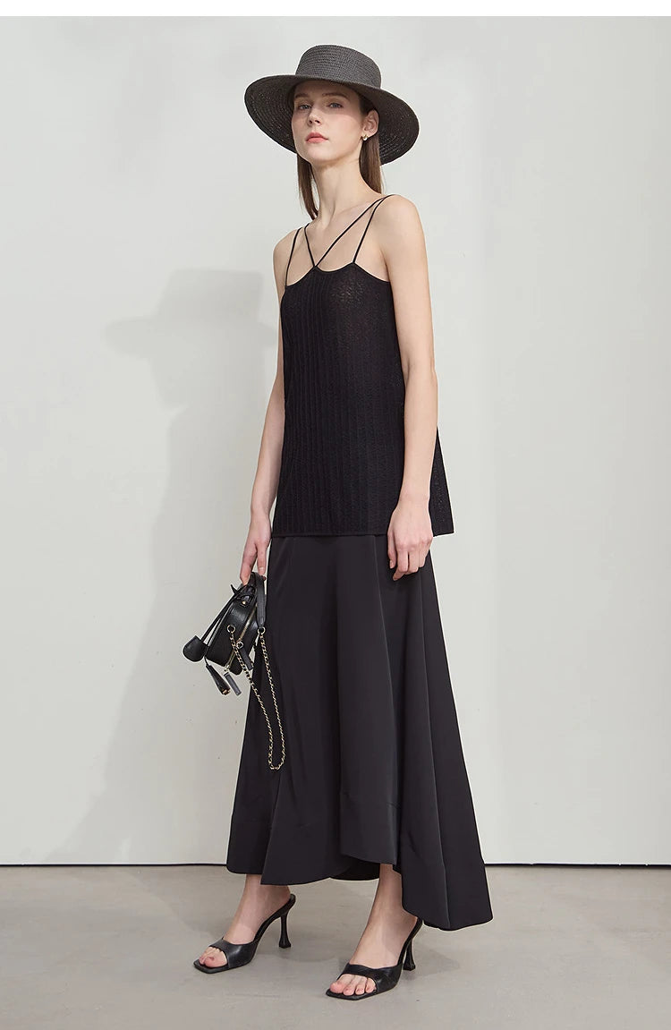 Ärmelloses Stricktop in Schwarz mit Spaghetti-Trägern und ausgestelltem, lockeren Schnitt