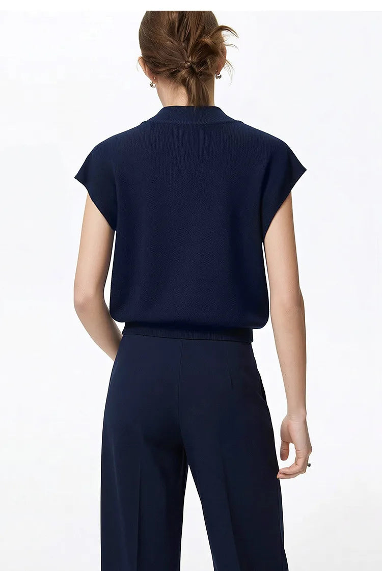 Damen-Strickpullover mit Stehkragen und kurzem Arm, Rückansicht mit geradem Saum