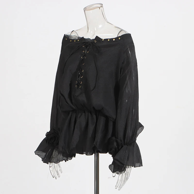 Zweiteiliges Damen-Set mit schulterfreiem Oberteil, langen Ärmeln und Schleifendetail sowie Patchwork-Rock mit Rüschen – elegant und modern.
