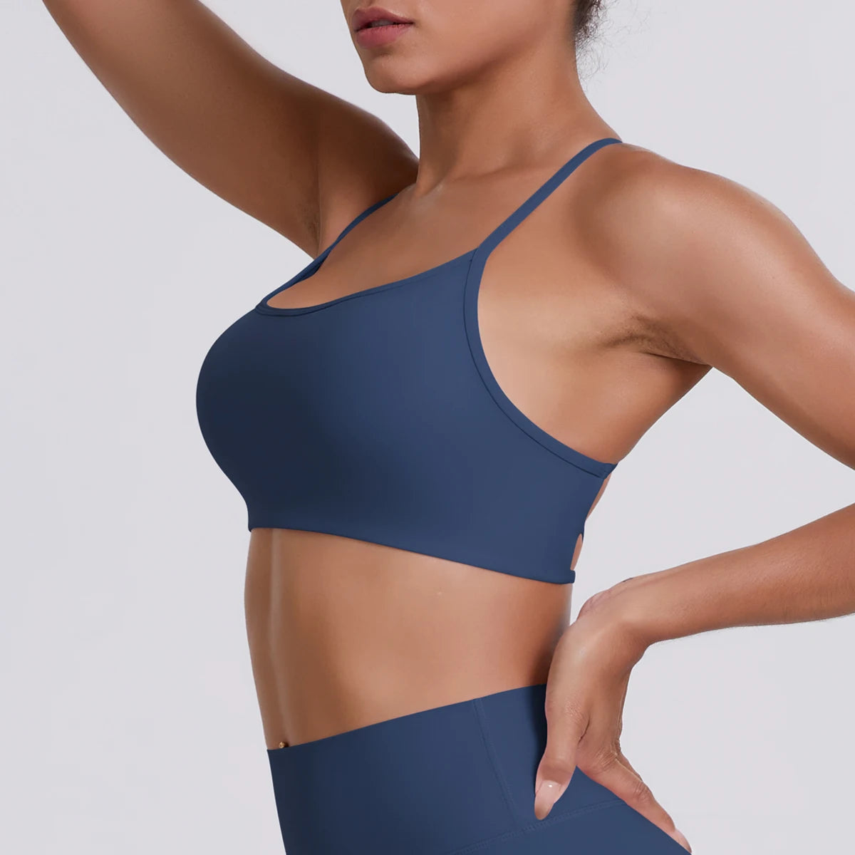 Navyfarbenes Sport-Crop-Top mit Racerback-Optik, cropped Länge, Arm hoch