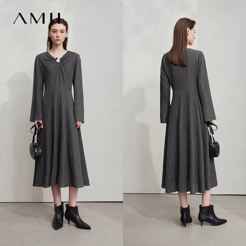 Elegantes Damen-Herbstkleid in Grau, Ausschnitt mit Knopf, ausgestellter Midirock, Langarm.