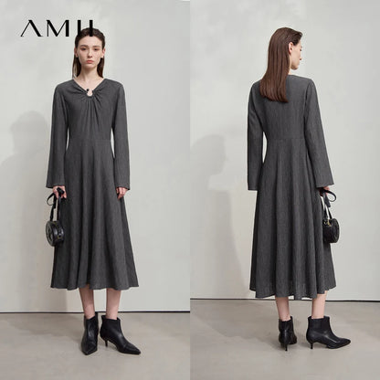 Elegantes Damen-Herbstkleid in Grau, Ausschnitt mit Knopf, ausgestellter Midirock, Langarm.