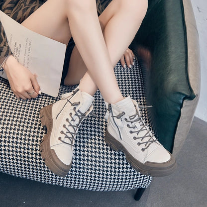 Beige-weiße Sneaker-Boots mit Schnürung, seitlichem Reißverschluss und Profilsohle