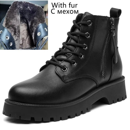 Schwarze Stiefeletten mit Kunstfell, Schnürung und doppeltem Reißverschluss, grobe Profilsohle.