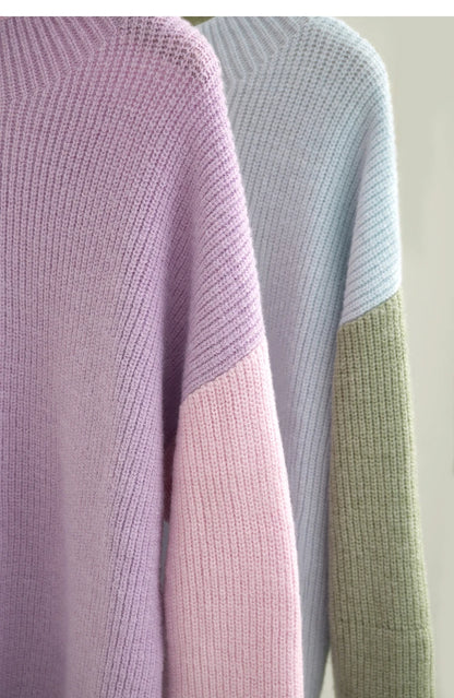 Zwei Pullover nebeneinander: lila und hellblau, mit Strickstruktur an den Ärmeln