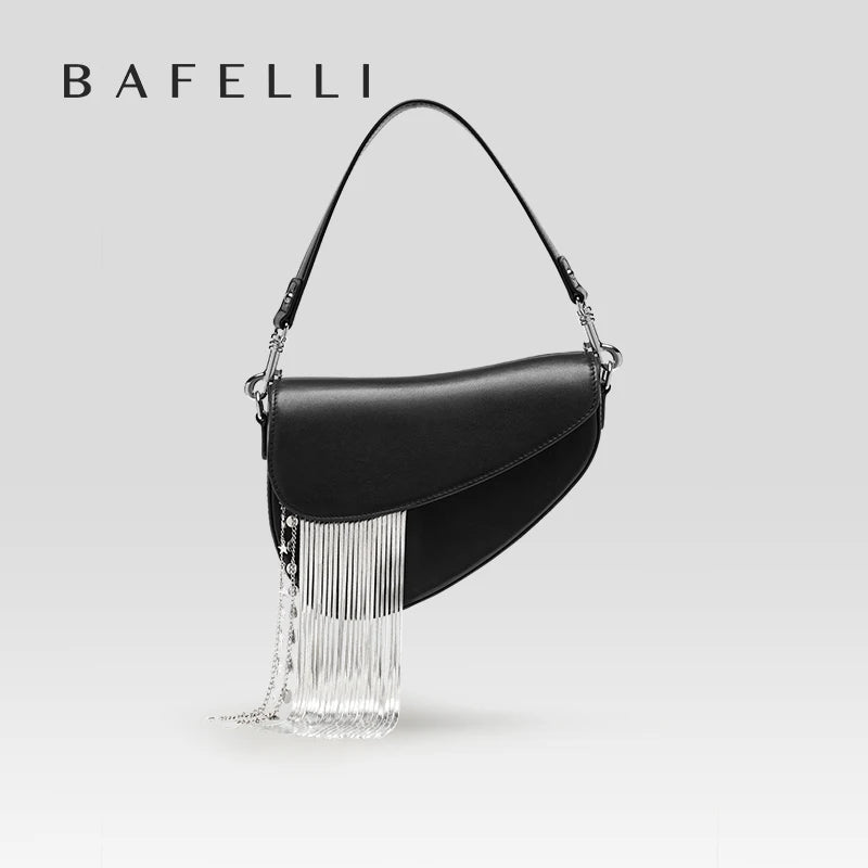 Damen-Handtasche im Halbmond-Stil: schwarzes Echtleder mit Kettenbügel und Quasten