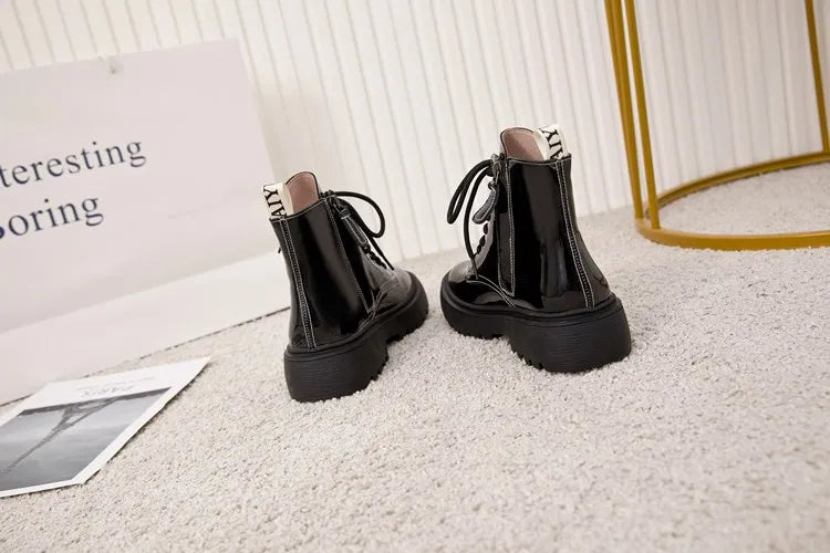 Schwarze knöcherhohe Stiefeletten mit Schnürung und breiter Profilsohle, Rückansicht