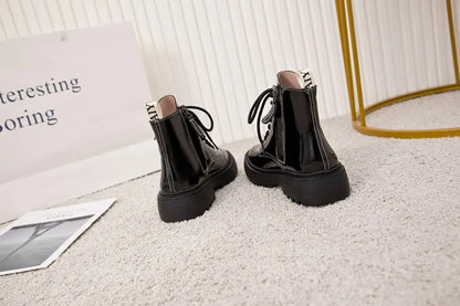 Schwarze knöcherhohe Stiefeletten mit Schnürung und breiter Profilsohle, Rückansicht