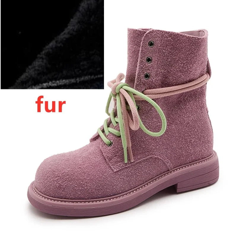 Fliederfarbene Schnür-Stiefeletten aus Veloursleder mit Kunstfellfutter und flacher Profilsohle