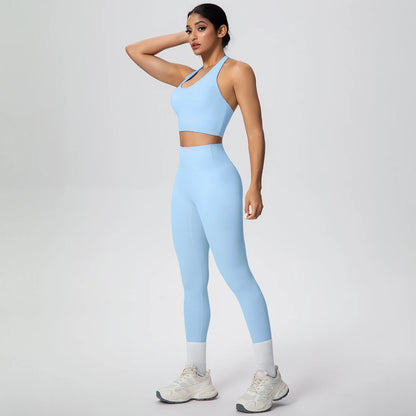 Yoga-Set in Hellblau: ärmelloses Nackenfrei-Top und Leggings