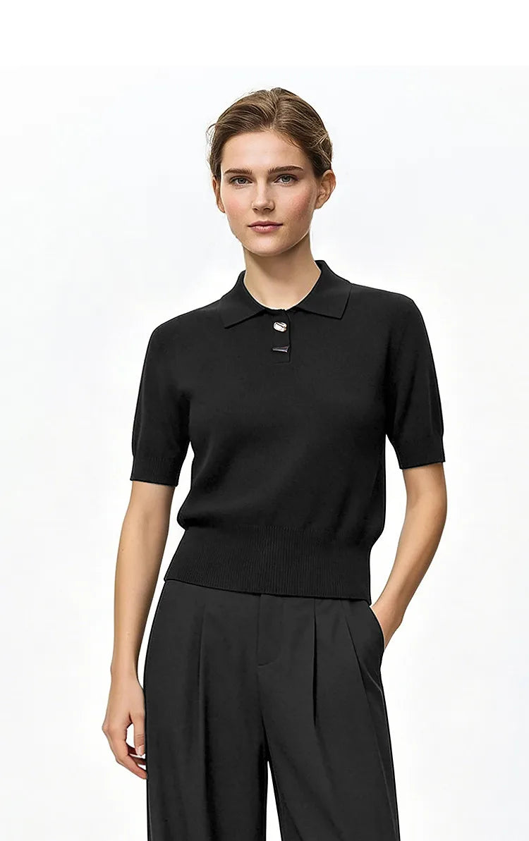 Damen-Strickpolo mit kurzem Arm in Schwarz, Polokragen und Knopfleiste, Vorderansicht
