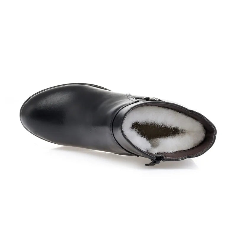 Schwarze Stiefelette mit warmem Fellfutter, Profilsohle und Wedge-Absatz