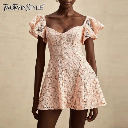 Elegantes Damenkleid mit Rundhalsausschnitt, kurzen Ärmeln und Pailletten-Patchwork-Design – ideal für besondere Anlässe.