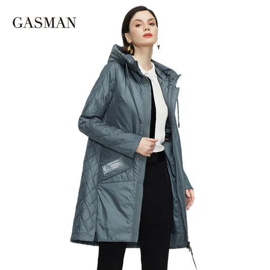 Kurze Damen-Winterjacke mit Kapuze und Krawattendetail – modisch, wasserdicht und lässig.