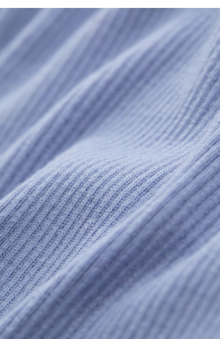Detail: feine Rippenstruktur am hellblauen Strickstoff