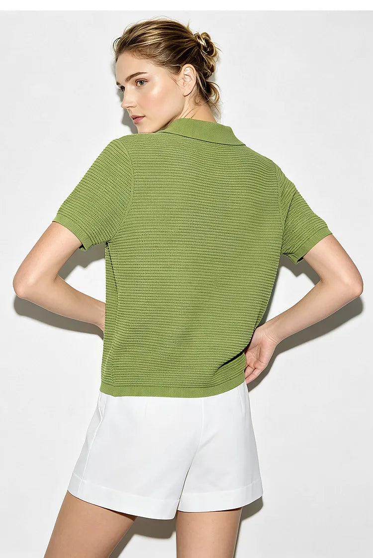 Grüner Strickpullover (Rückansicht) mit Polo-Kragen, Kurzarm und Crop-Schnitt