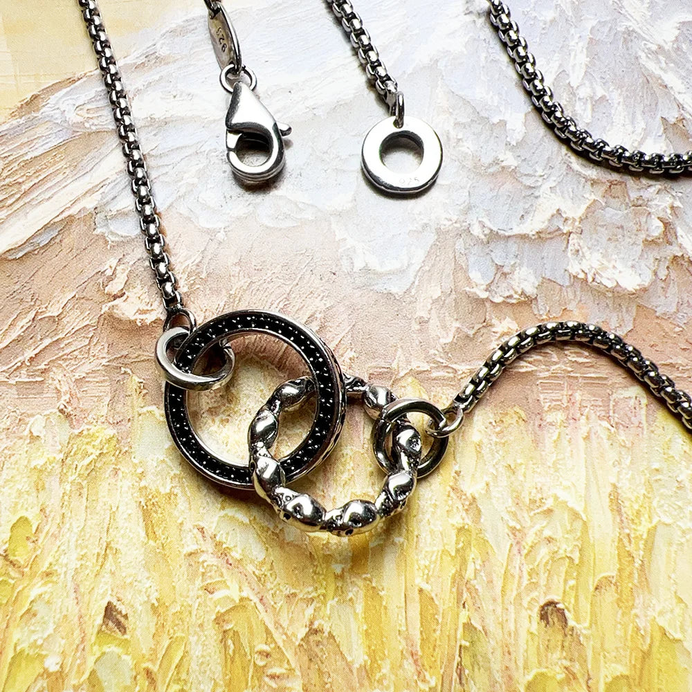Totenkopf-Anhänger: rundes Design mit schwarzer Umrandung an Sterlingsilber-Gliederkette