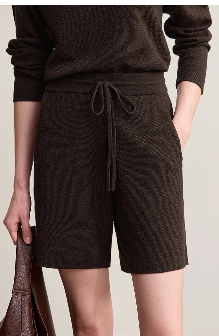 Dunkelbraune Strickshorts für Damen mit Bindeband und Taschen
