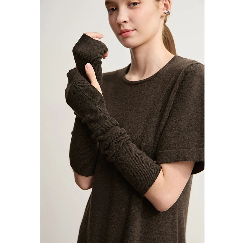 Braunes Damen-Strickkleid mit Rundhalsausschnitt und kurzem Ärmel, Feinstrick-Optik