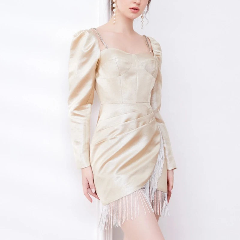Elegantes Damenkleid mit hohlem Design, Perlenverzierung und hohem Kragen – Langarm-Patchwork mit Schlitz.