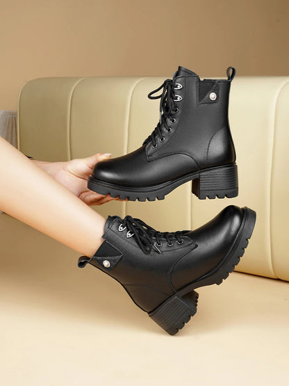 Schwarze Damen-Stiefeletten mit Schnürung und Profilsohle, mit warmem Futter