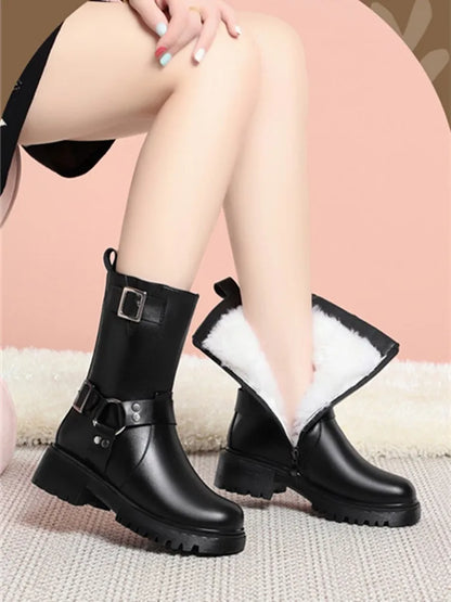Schwarze Winterstiefel mit breitem Schaft, Schnallenriemen und weichem Fellfutter am Einstieg