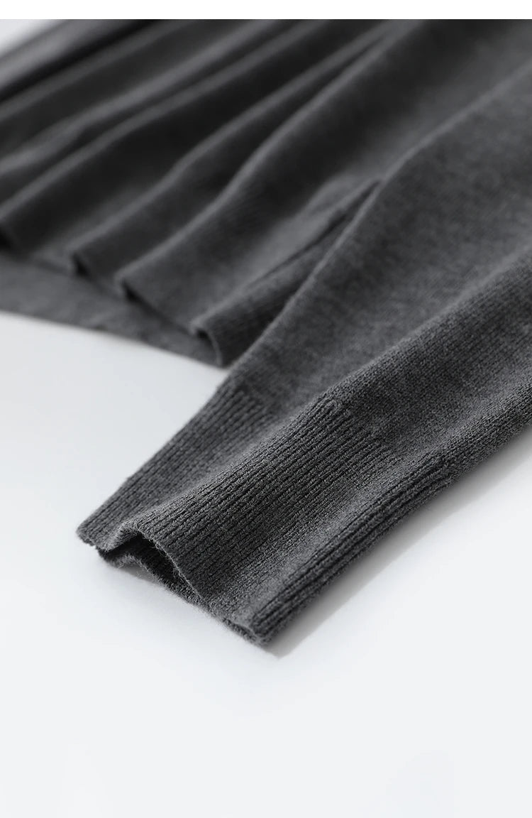 Dunkelgrauer Pullover mit geripptem Bündchen und gewelltem Saum am Unterteil