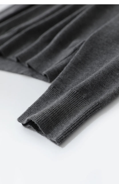 Dunkelgrauer Pullover mit geripptem Bündchen und gewelltem Saum am Unterteil